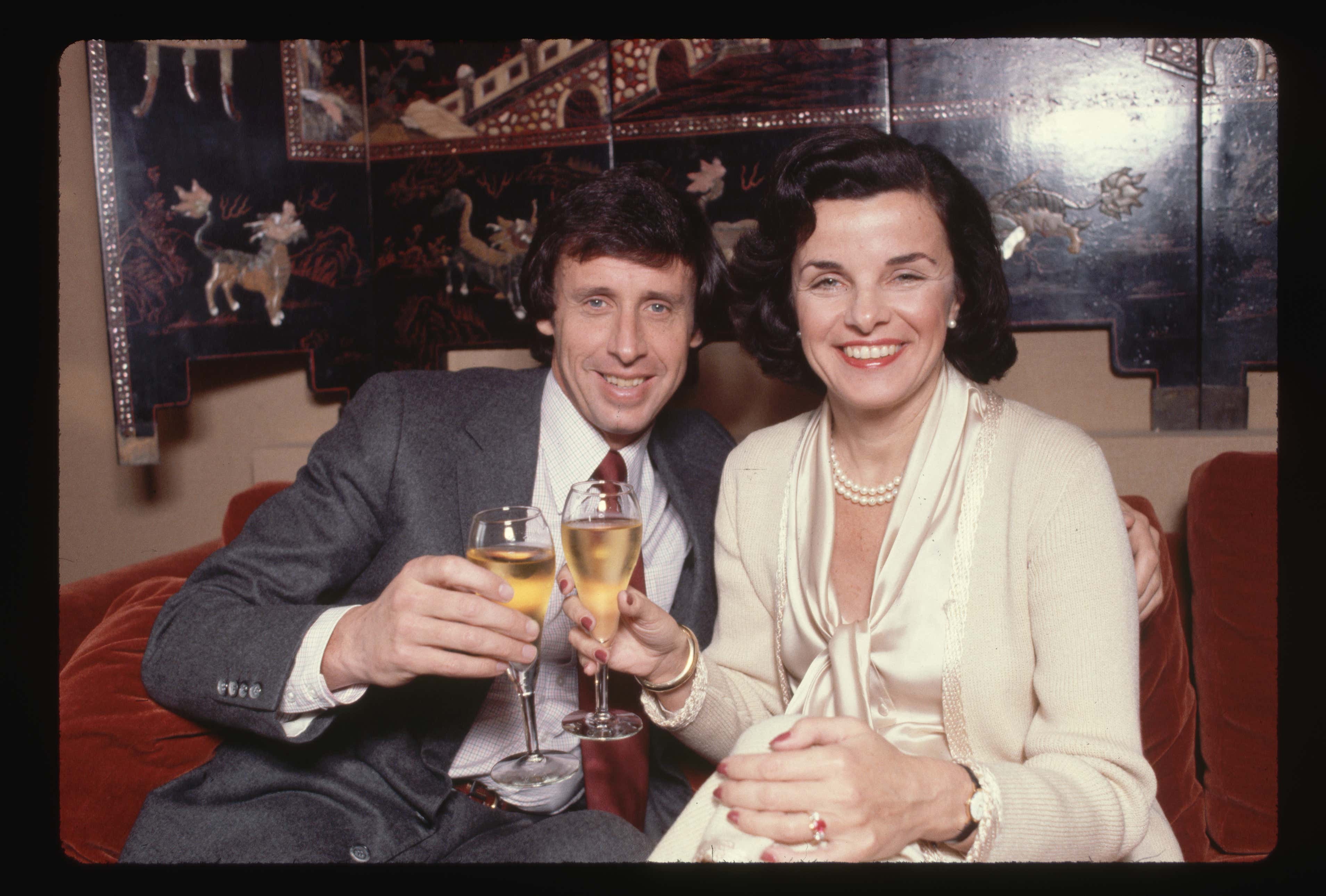 Feinstein und Richard Blum feiern 1980 ihre Hochzeitsankündigung. 